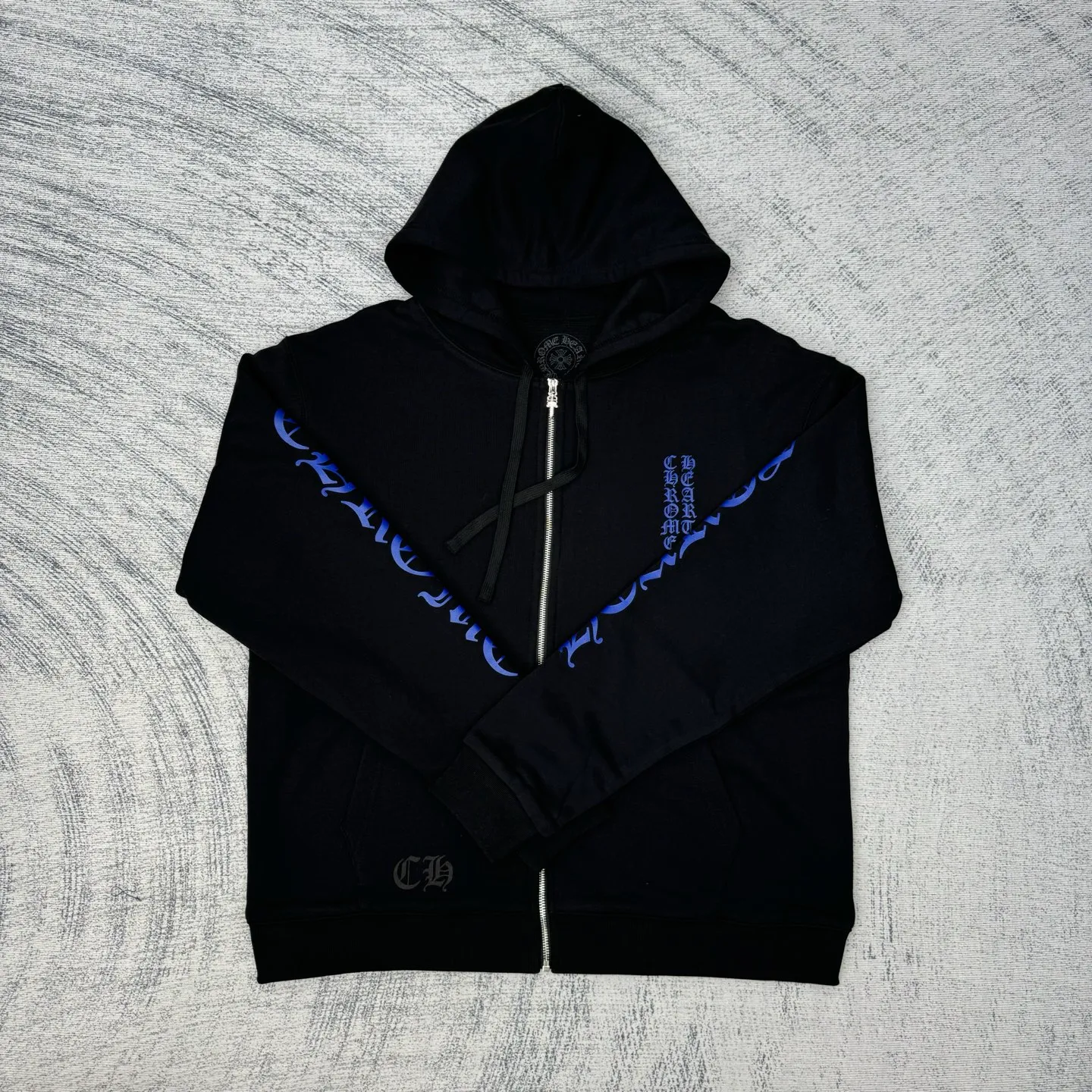 P490 Chrome Heart New Ch blue Sanskrit printed zipper hooded sweatshirt SIZE S/M/L/XL is made of high-quality cotton fabrics and has a loose shoulder cut that is not flattering on the figure. It can provide the wearer with a comfortable and comfortable wearing experience while creating a casual and lazy fashion atmosphere.